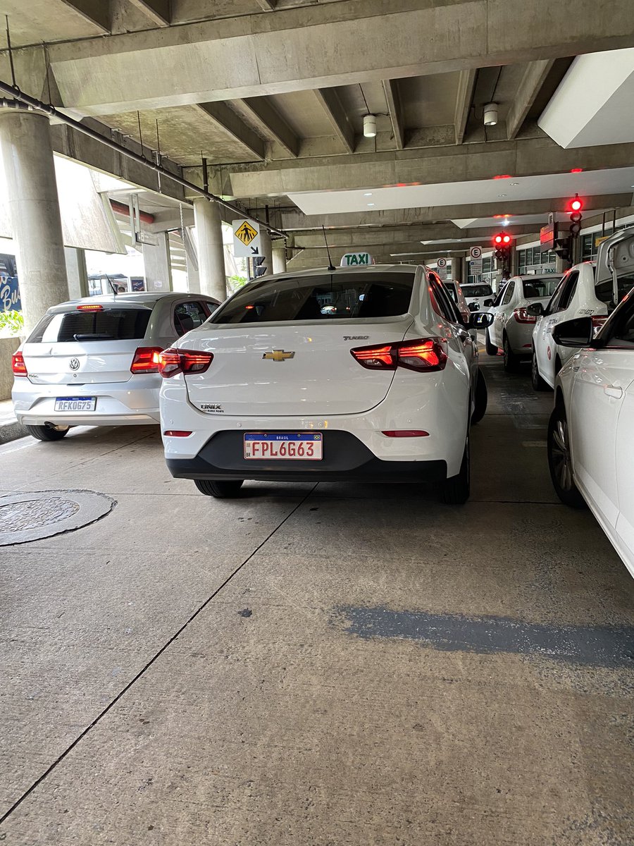 Difícil sair do aeroporto de Congonhas com os táxis fazendo da pista um estacionamento, <a href="/prefsp/">Prefeitura de São Paulo</a>... Vários parados em fila dupla…