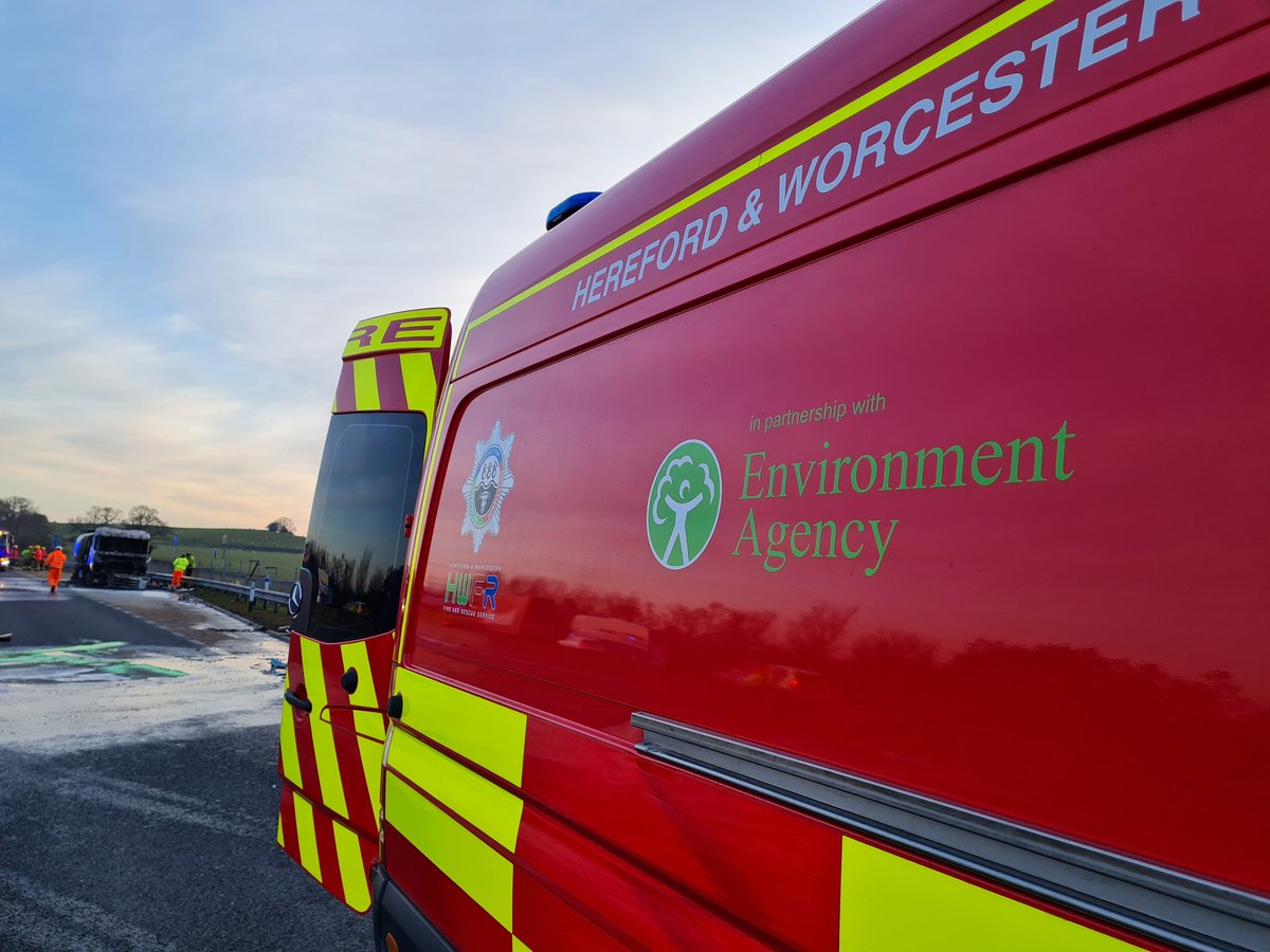 HWFireSCusack's tweet photo. M5 North jnct 5-4 ongoing incident.
@HWFireControl https://t.co/Cy3YTU9j8c