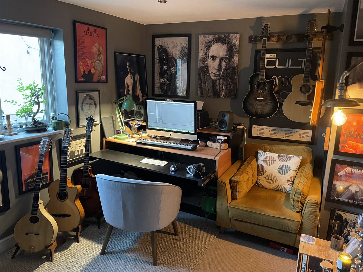 infinitefadeout's tweet photo. Someone asked what my studio looked like. So here it is … I even tidied up a bit! #guitarroom #homestudio #suffolkmusician https://t.co/y8A44G8H6h
