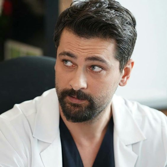 Todo bien iba mi descanso hasta que el doctor Adil me dice
-Próximamente tendrás una asistente temporal Ferman