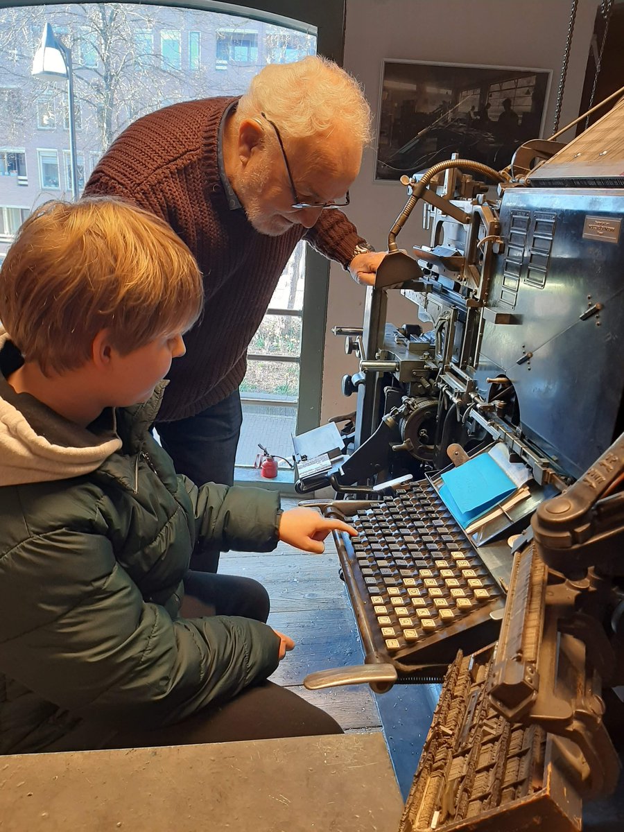 HPoef's tweet photo. Dikke tip: het Drukkerijmuseum in Meppel! Wat een geweldige plek. Geweldige medewerkers die vroeger zelf zetter of drukker zijn geweest en alles uitleggen en laten doen. Was heerlijk rustig vanmiddag, we hadden een privébezoek! #museumtip #kidsproof https://t.co/DRwbBZKBMy