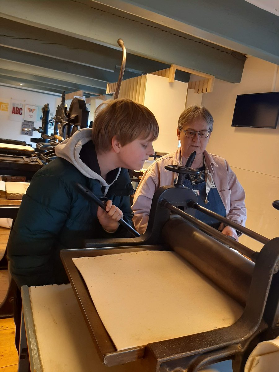 HPoef's tweet photo. Dikke tip: het Drukkerijmuseum in Meppel! Wat een geweldige plek. Geweldige medewerkers die vroeger zelf zetter of drukker zijn geweest en alles uitleggen en laten doen. Was heerlijk rustig vanmiddag, we hadden een privébezoek! #museumtip #kidsproof https://t.co/DRwbBZKBMy