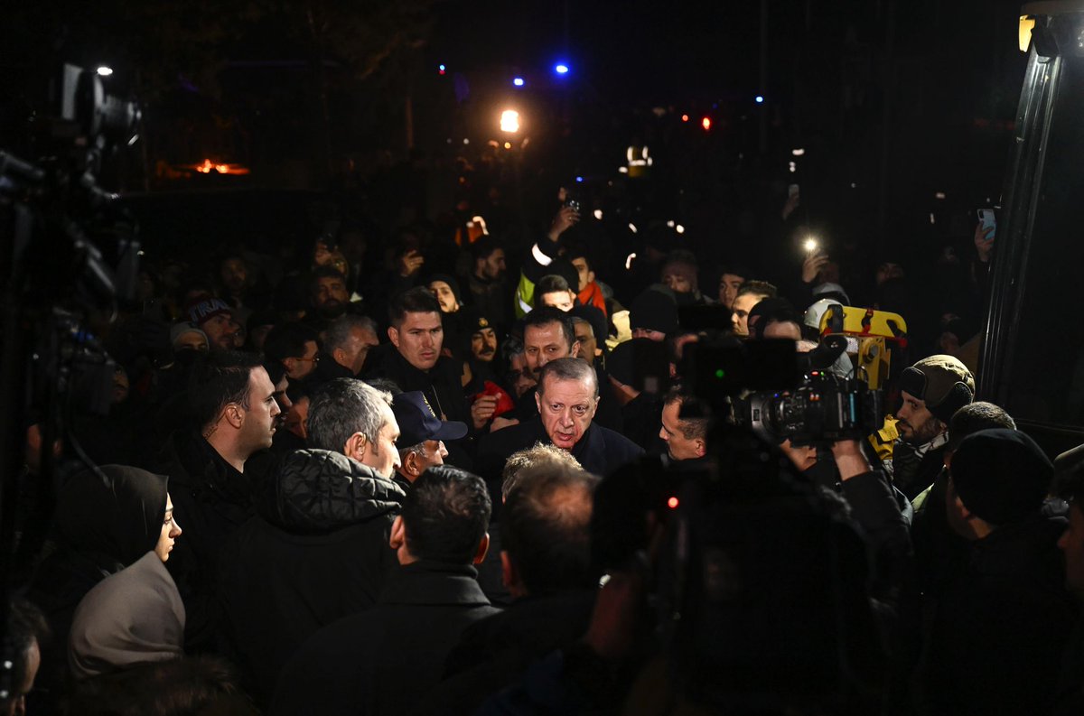Akparti's tweet photo. Cumhurbaşkanımız Recep Tayyip Erdoğan, Hatay'da deprem bölgesinde incelemelerde bulundu. https://t.co/QjObTV5Tok