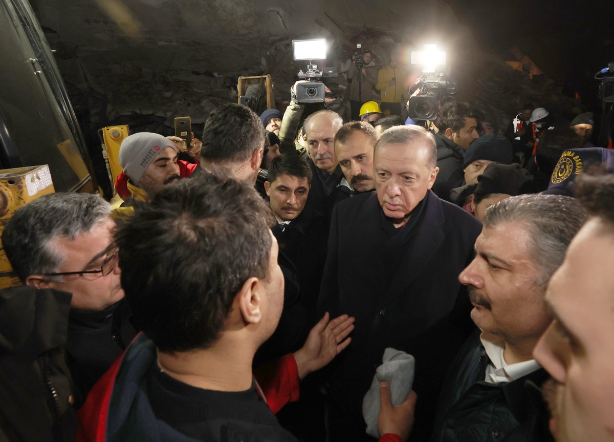 Akparti's tweet photo. Cumhurbaşkanımız Recep Tayyip Erdoğan, Hatay'da deprem bölgesinde incelemelerde bulundu. https://t.co/QjObTV5Tok