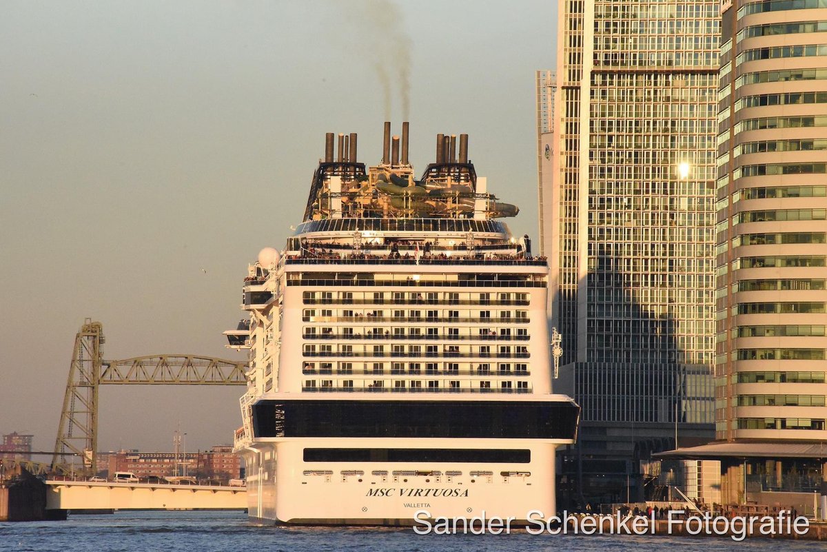 Met een mooie zonsondergang op de achtergrond vertrok de MSC Virtuosa vanavond vanuit Rotterdam naar Le Havre. #cruiseportrotterdam #rotterdam #cruiseship