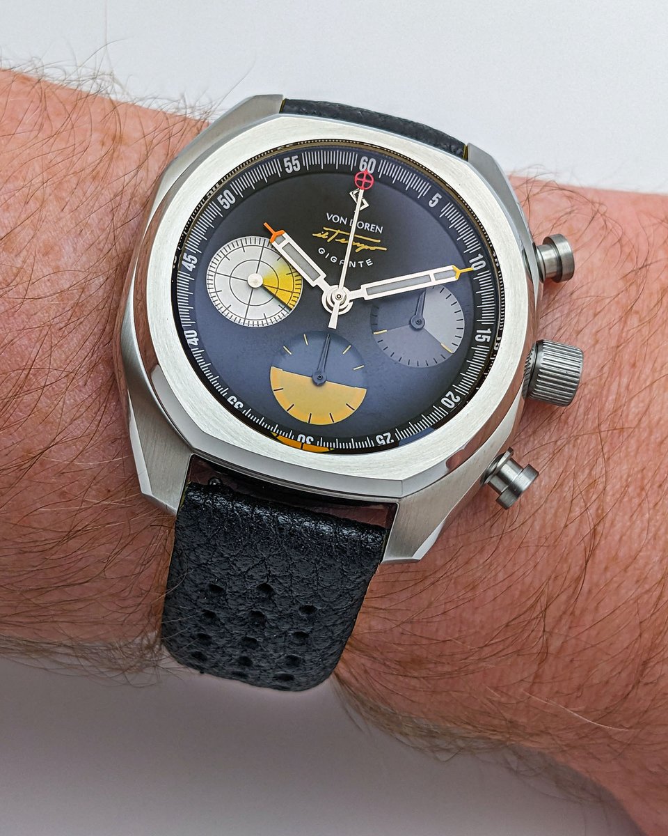 A racing chronograph based on a '70s Norwegian🇳🇴 stop-motion animated race might be an unexpected pairing but the result is a punchy and exciting set of limited-edition #watches. Sean Lorentzen reviews the <a href="/VonDoren/">Von Doren Timepieces</a> Il Tempo Gigante on aBlogtoWatch below

ablogtowatch.com/watch-review-l…