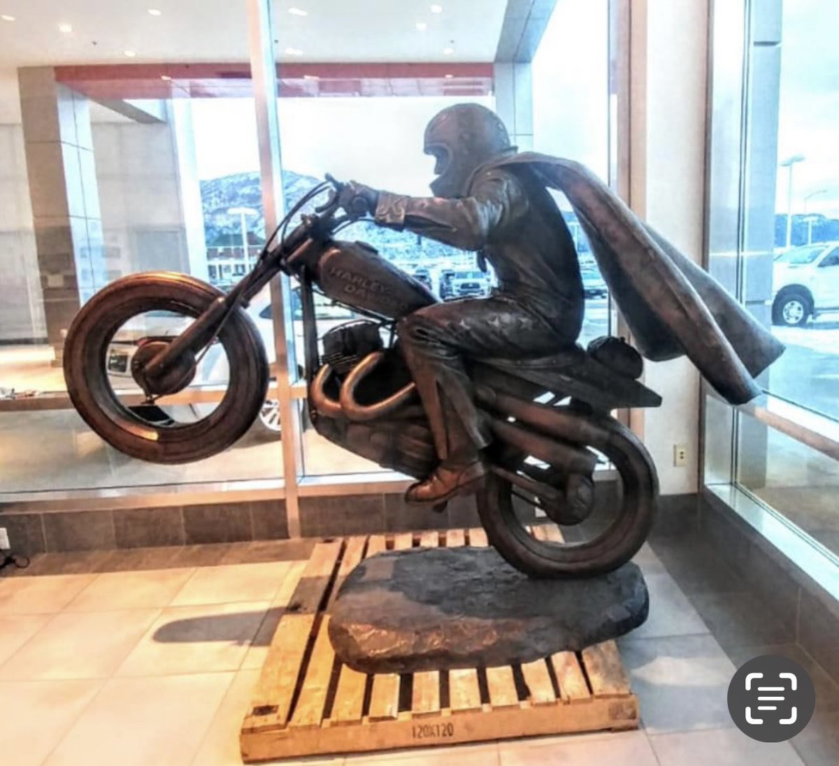 evelknievel's tweet image. Life size bronze of Evel Knievel pulling up the wheel on a Harley Davidson #evelknievel
#wheelie #wheeliewednesday #bikelife #art #bronze #harleydavidson