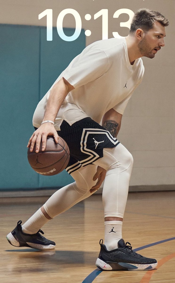 Buzcape's tweet photo. Time behind you... Nice shoes @luka7doncic! https://t.co/4xayXDxqeV