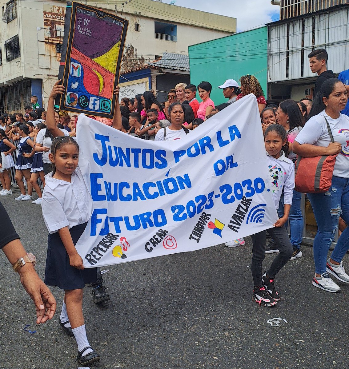 leoalvacabrera's tweet photo. Hoy Desde el Municipio Ribas juntos al alcalde @juancarlospsuv con gran colorido disfrutamos del tradicional Desfile Estudiantil en el marco de la Batalla de la Victoria.

¡En Aragua La Educación Va Hacia El Futuro! 
#PatriaGrandeEsCaribe 
@_LaAvanzadora  @MPPEDUCACION https://t.co/uhdC29rxRI