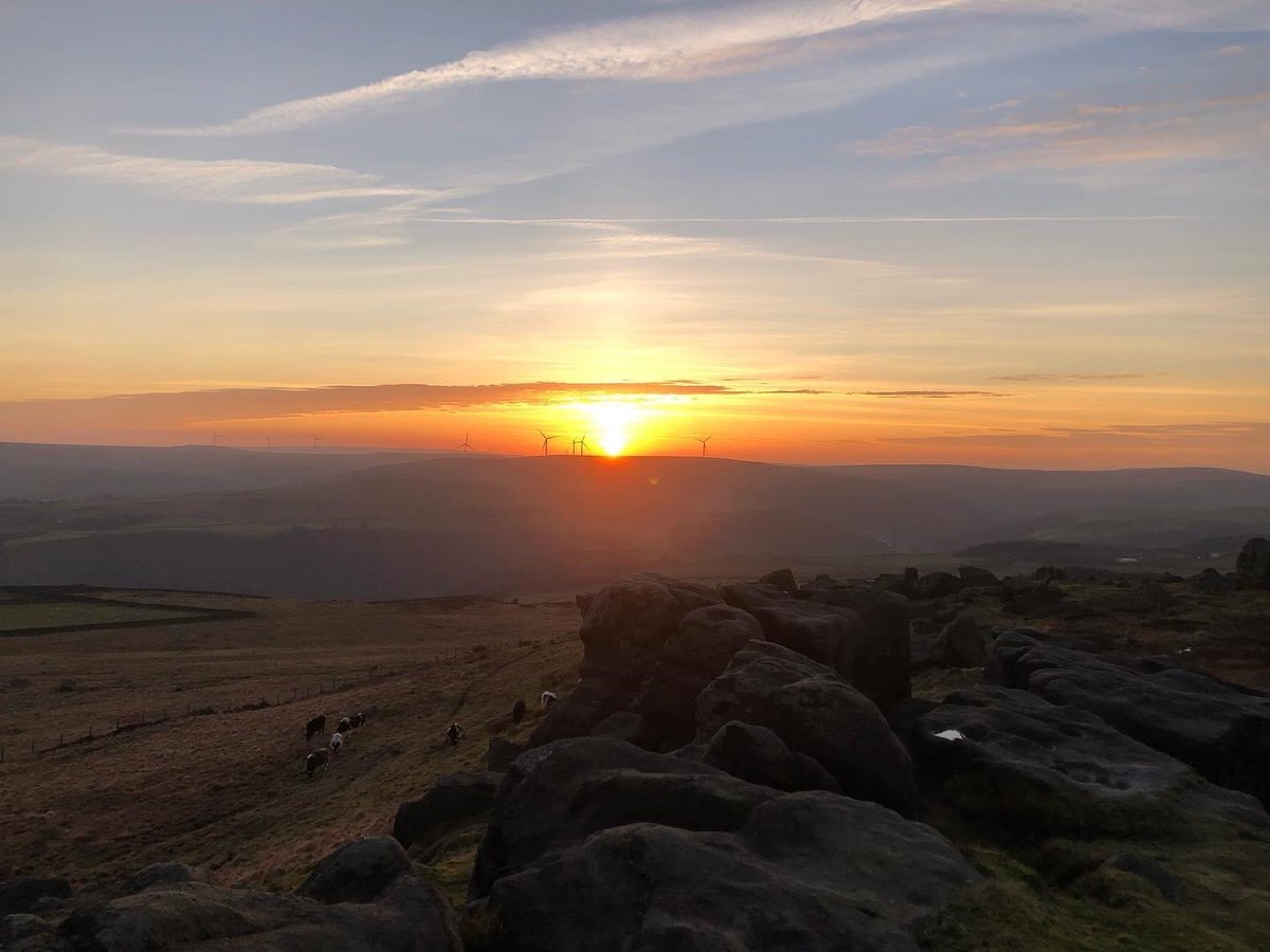 HowDoYorkshire's tweet photo. As we are all still reeling from the breathtaking season finale of the much-revered 'Happy Valley', we thought we would post these serene shots of Calderdale and said valley 🌞

Huge thanks to Danielle Moore for sharing these with us 

#HappyValley #Exhale #HowDoYorkshire https://t.co/XE9rRv1sk0