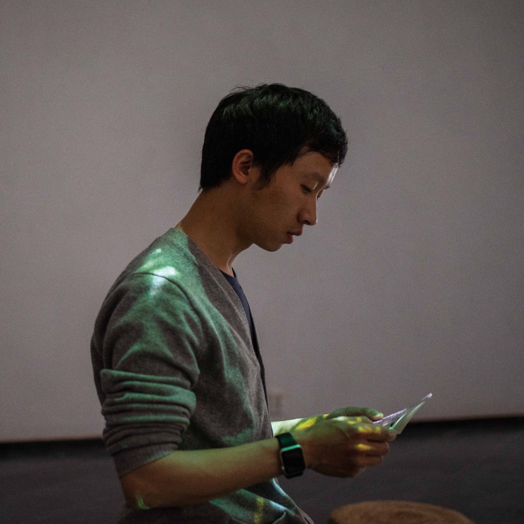 MuseumWoerden's tweet image. Performance/workshop Jinxiao Zhou - do 16 feb

In zijn video-installatie bespreekt Jin mooie herinneringen aan water. Daarna koffie/thee en aan de slag met een collage.
Info: ow.ly/Fc7C50MA8uP

#jinxiaozhou #videoinstallation #water #performanceart #workshop #beleefwoerden