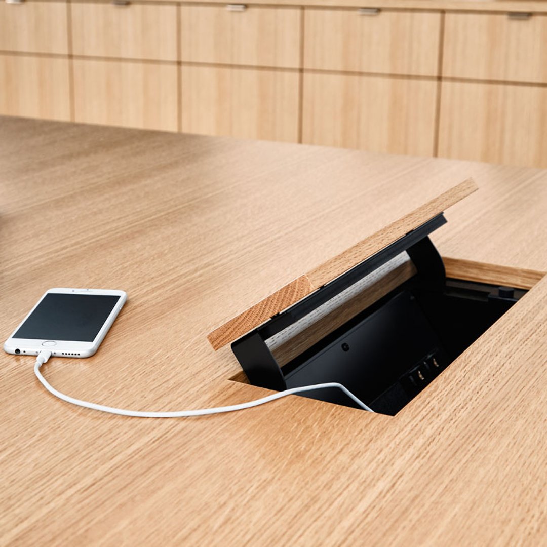 JohnAMarshallCo's tweet image. The Highline Fifty table encloses wires in a large profile base, accommodating tech at the top, undermount or drawer. Options include integrated tech drawers. hubs.la/Q01BpN0k0

#johnamarshallco #millerknoll #datesweiser #officefurniture #conferencetables