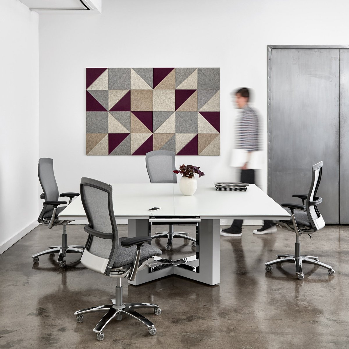 JohnAMarshallCo's tweet image. The Highline Fifty table encloses wires in a large profile base, accommodating tech at the top, undermount or drawer. Options include integrated tech drawers. hubs.la/Q01BpN0k0

#johnamarshallco #millerknoll #datesweiser #officefurniture #conferencetables