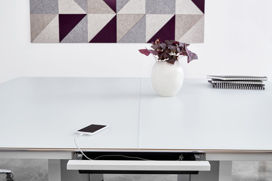 JohnAMarshallCo's tweet image. The Highline Fifty table encloses wires in a large profile base, accommodating tech at the top, undermount or drawer. Options include integrated tech drawers. hubs.la/Q01BpN0k0

#johnamarshallco #millerknoll #datesweiser #officefurniture #conferencetables