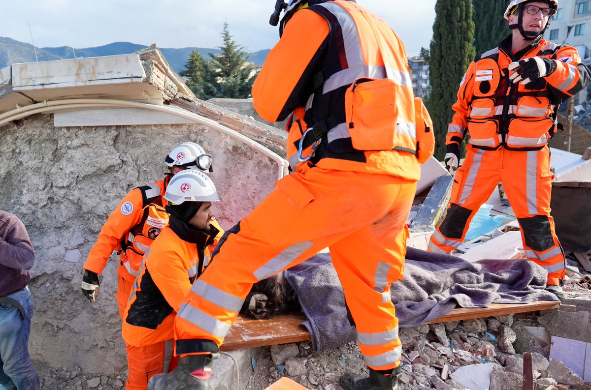 SwissMFA's tweet photo. Mobilisation of🇨🇭after the #earthquake
#Turkiye 🇹🇷: our teams have already rescued 4 people. On Friday, a second team with medical and accommodation specialists will reinforce our aid.
#Syria 🇸🇾: experts will travel to Syria on Friday to assess the needs.
https://t.co/Bbdyoe8lxq https://t.co/fYZ6nG04TW