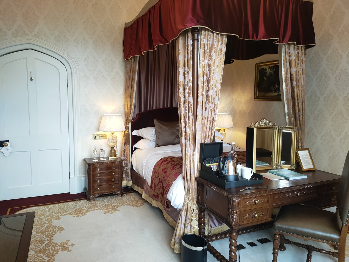 Past owners include Henry VIII &amp; Queen Mary <a href="/thornburycastl/">ThornburyCastleHotel</a> stands in 15 acres of regal splendour, surrounded by Tudor walled gardens. An original and atmospheric Tudor Castle in the Cotswolds with impressive cooking to match @CarlCleg <a href="/RelaisChateaux/">Relais & Châteaux</a> ratedtrips.com/establishments…