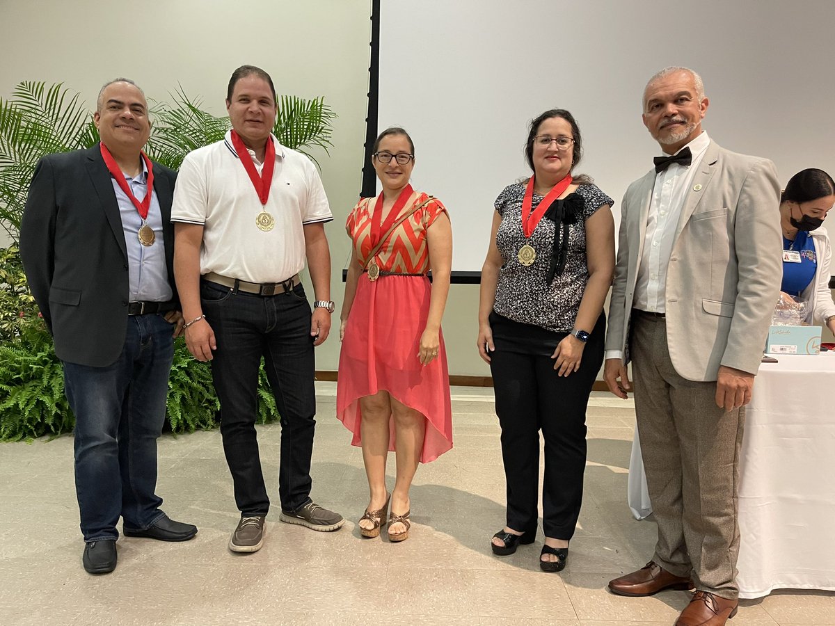 marco4357's tweet photo. Durante la pandemia, profesores de la @UPRHComunica trabajamos como voluntarios en el Centro de Vacunación del @rcmupr. Hoy recibimos un reconocimiento por la ayuda que desinteresadamente brindamos. El centro administró más de 16,000 dosis. @UPR_Oficial @CienciaPR @PRPHealthTrust https://t.co/3rLz5GGpvx