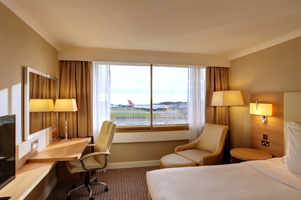RenHeathrow's tweet photo. Unbeatable view from our Executive room!🛩️✨
#Renaissance #beautifulhotels #luxurytravel #luxuryhotel #instatravel #luxuryhotels #relax #hotelroom #hospitality
#aviation #avgeek #flight #airplane https://t.co/wlKbS88VbU