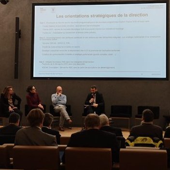 ademe_IDF's tweet photo. Orientations stratégiques 2023 :

1⃣Poursuite de #France2030 et #FondsVert
2⃣Accompagnement des acteurs par des démarches intégrées, une stratégie partenariale et des documents cadres
3⃣Intégration des enjeux #RSE

Prenez part à la #TransitionEcologique➡️ https://t.co/w3u6dTw4yU https://t.co/pK2pgO7KTt