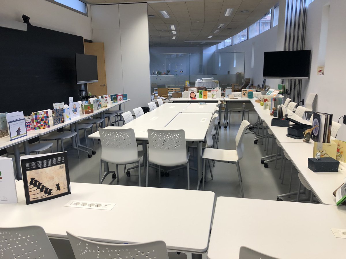 uvic_cife's tweet photo. Tot a punt per començar!! Avui parlarem de narració i llibres, tipologies, criteris de selecció …amb la @DevesaCamps dels @espaisinfantil dins del marc de l’assessorament a @LaQuitxalla de #gurb. https://t.co/jGEuMMFFvh