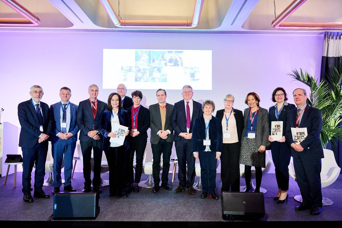 B_Ebbinghaus's tweet photo. After more than a year of collaboration over a dozen meetings in Brussels or online (+ Florence!) we have been able to finalize the 🇪🇺 Report &amp; converge on 21 #socialrights recommendations; it was a very collegial effort in finding a common vision; also 🙏for support by DG Empl https://t.co/hqhfdZd4Ln