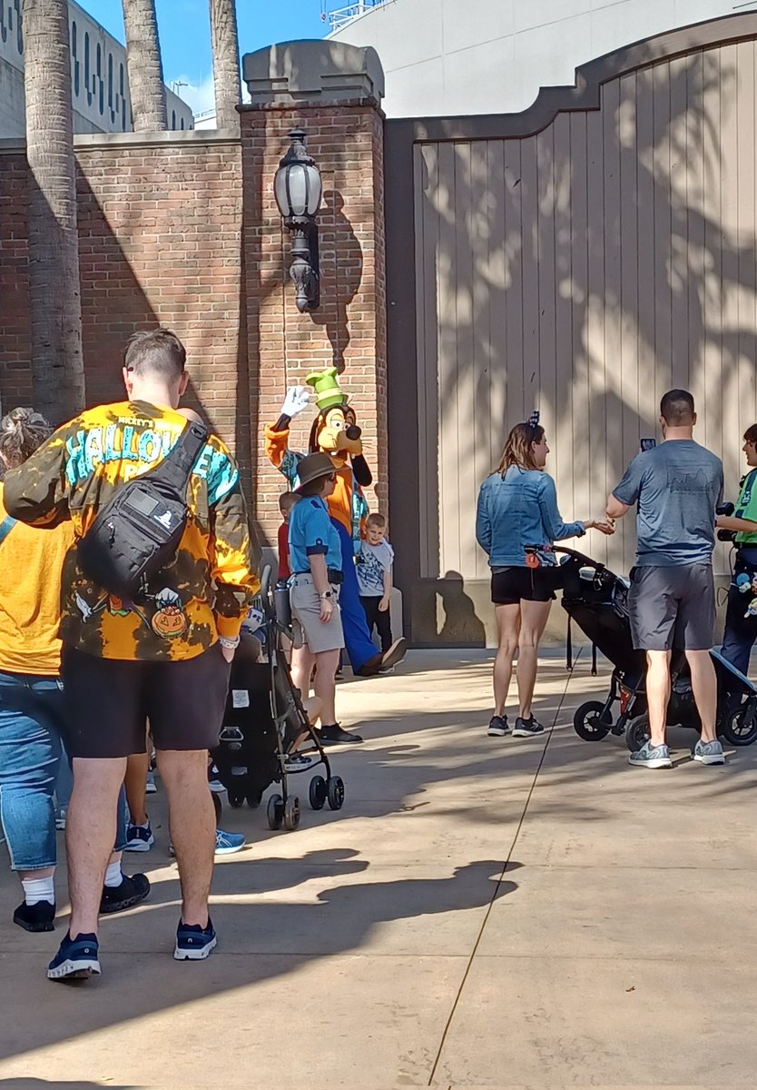 JotterParks's tweet photo. We saw Powerline Max and Goofy out meeting guests today in Hollywood Studios!! 🤩 Check for them in the Grand Ave area, across from the Muppet Courtyard, right by the entrance to Star Wars: Galaxy's Edge.
#disney #disneyworld #hollywoodstudios #powerlinemax #Goofy https://t.co/jhWH6iBi0I