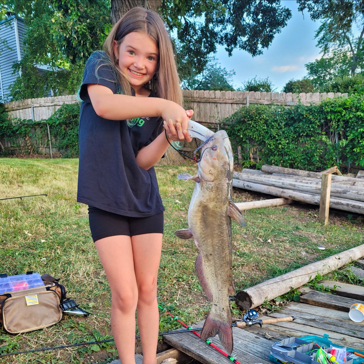 Way to go Savannah! Nice catch! 

FREE WST Kids Club, join at: bit.ly/3KoxByC

#kidsfishing #whiskerseeker #whiskerseekertackle #catfishing