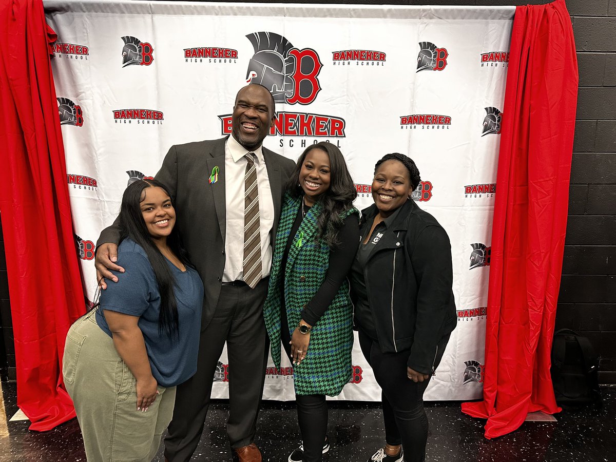 nextgenatl's tweet photo. Today @bannekersga re-launched The Safe Center! 

The Safe Center provides resources like — groceries, a clothing closet and barbershop 💈, mental health experts and school supplies. 

We’re grateful that our students have a space like @BHSSAFECenter right down hallway! https://t.co/h7y5Pc73Az
