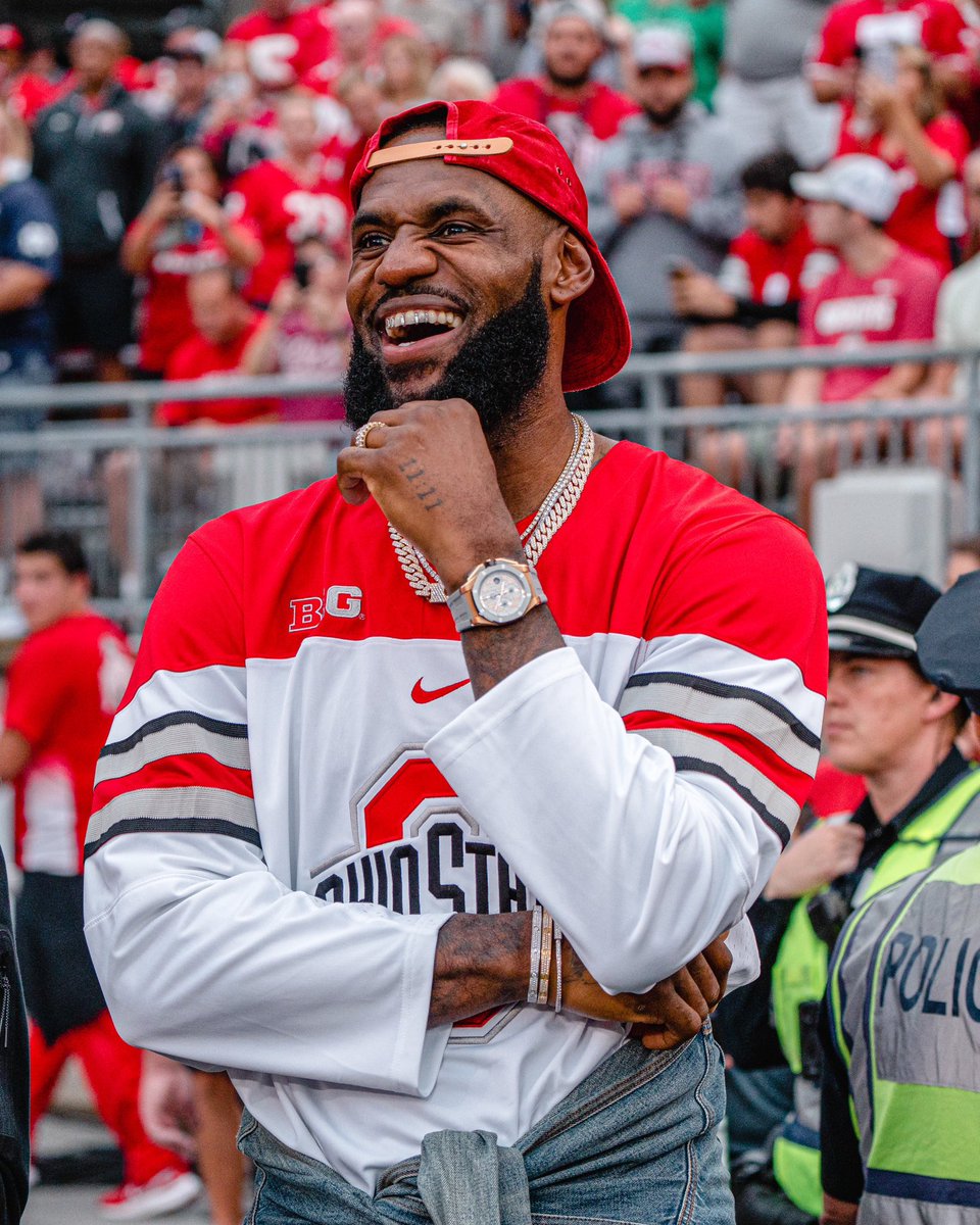 OhioStateFB's tweet photo. Congrats to the 👑 @KingJames O-H❕ https://t.co/VzOF9gKXux