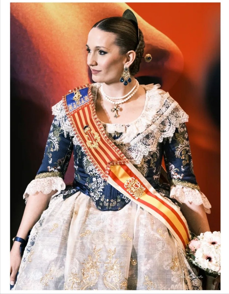 gps_libia's tweet photo. 🆕Laura Mengó va estrenar un nou trtge el darrer cap de setmana confeccionat per Segles Indumentària.
🧵És una seda de Sedical en blau nit que rep el nom de 'Campanar'.
👑L'adreça és de Roda Peinetas y Aderezos.
💝Aques tratge és un regal de la seua comissió @FallaLantiga. https://t.co/z5UfBPuJ5k