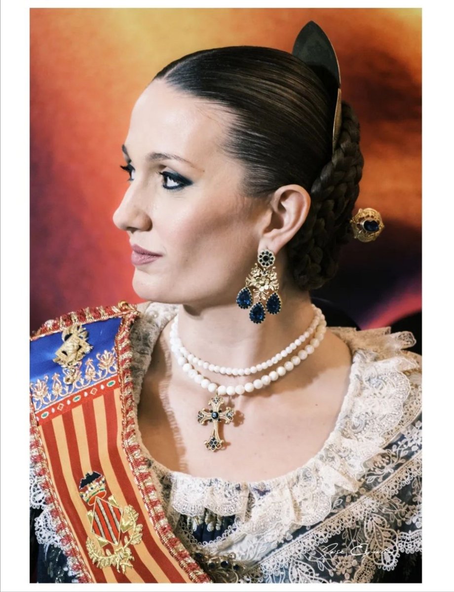 gps_libia's tweet photo. 🆕Laura Mengó va estrenar un nou trtge el darrer cap de setmana confeccionat per Segles Indumentària.
🧵És una seda de Sedical en blau nit que rep el nom de 'Campanar'.
👑L'adreça és de Roda Peinetas y Aderezos.
💝Aques tratge és un regal de la seua comissió @FallaLantiga. https://t.co/z5UfBPuJ5k
