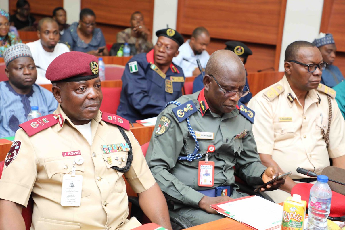 PLACNG's tweet photo. 1/ #PhotoSplash earlier today: 'Joint Special Hearing on the Extent of the Implementation of the #ElectoralAct2022 Ahead of the Conduct of the #2023Elections', organised by @nassnigeria Joint Committee on Electoral Matters, supported by PLAC & @UKinNigeria
#NigeriaDecides2023 https://t.co/OupEGHCCZm