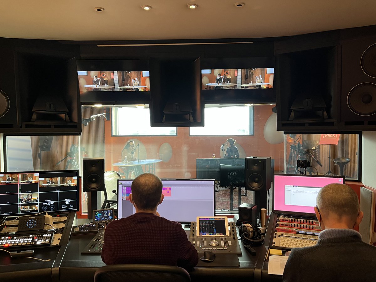 AXA's tweet photo. Dans les coulisses du prochain épisode #HorsPair avec Ayyam Sureau fondatrice de l'association Pierre Claver 🎧
🗓️ Bientôt dans vos oreilles cette semaine ! #HorsPair @udecoene https://t.co/CdtXdXhOWg
