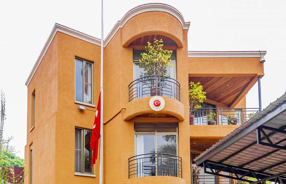 IGIHE's tweet photo. IFOTO Y’UMUNSI: Ibendera rya Turikiya ryururukijwe i Kigali mu kunamira abarenga 9000 bahitanywe n’umutingito.

https://t.co/chw4zJBhJG https://t.co/atSsSuoJFa