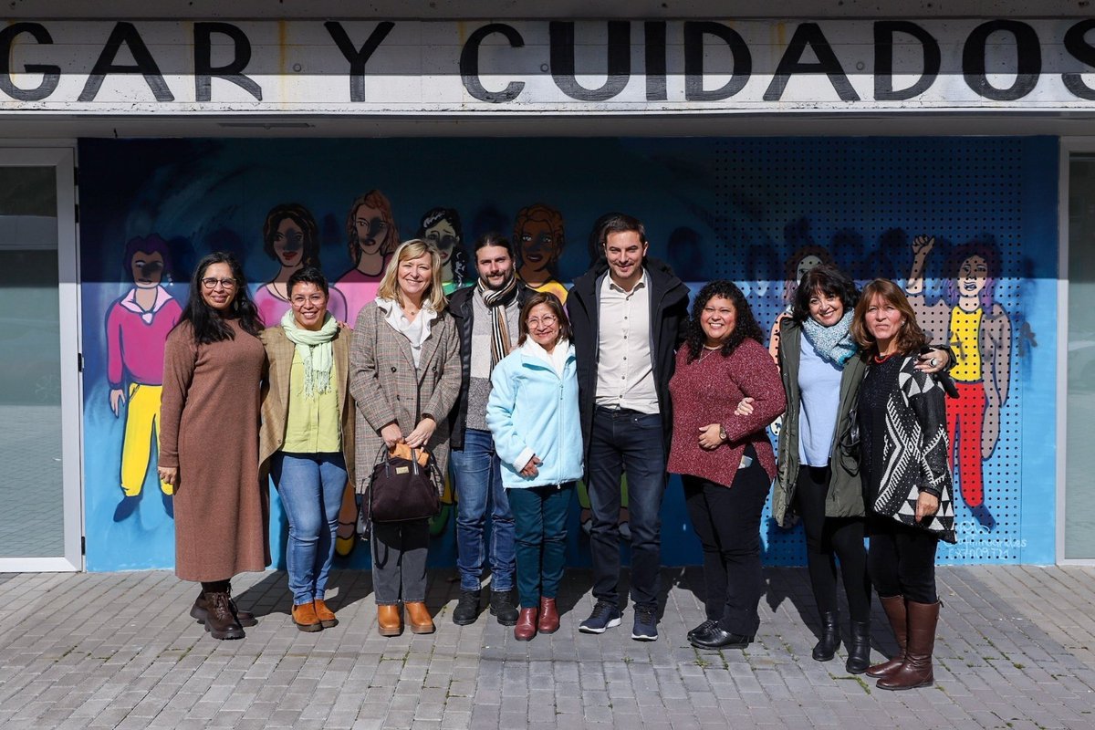 psoe_usera's tweet photo. Ayer visitamos con @juanlobato_es y @mllcastellanos a @sedoac.
Gracias por el trabajo que hacéis en el #CETHYC, punto de referencia tan necesario para las trabajadoras del hogar, y por compartir con @psoe_m @psoe_usera vuestra visión.
¡Seguiremos trabajando!
#EmpleoHogarDigno https://t.co/ZY0VfqyJ2s