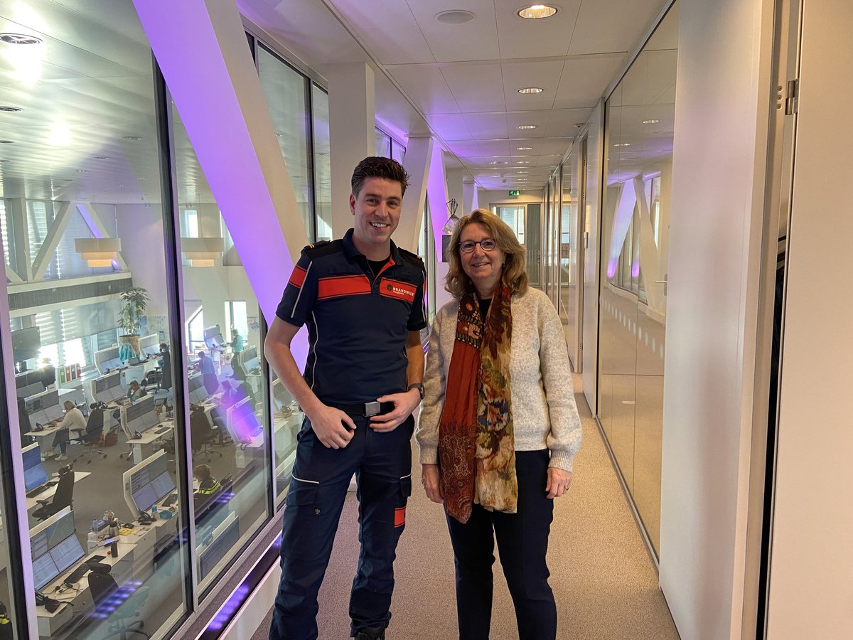 svensl's tweet photo. Vandaag uitleg en een rondleiding mogen geven over de meldkamer aan burgemeester @PaulineBouvyKo1 van @Krimpenerwaard. Bedankt voor uw interesse! https://t.co/JDVfqjlbxG