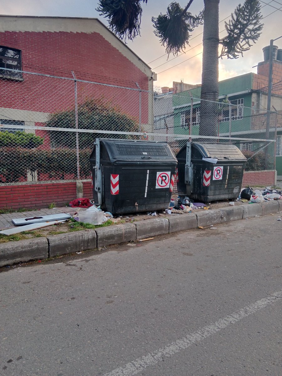 YuriBarrero1's tweet photo. @personeriabta buenas tardes, estimados funcionarios, estamos pidiendo ayuda para restablecer los derechos de los niños y todos lostranseúntes del lugar, sobre la calle 72 A con carrera 94, pedimos ayuda para la  rehubicacion de estoscontenedores y permitirnos una libre movilidad https://t.co/WW5qKiuqIq