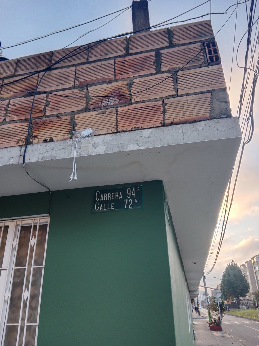 YuriBarrero1's tweet photo. @personeriabta buenas tardes, estimados funcionarios, estamos pidiendo ayuda para restablecer los derechos de los niños y todos lostranseúntes del lugar, sobre la calle 72 A con carrera 94, pedimos ayuda para la  rehubicacion de estoscontenedores y permitirnos una libre movilidad https://t.co/WW5qKiuqIq