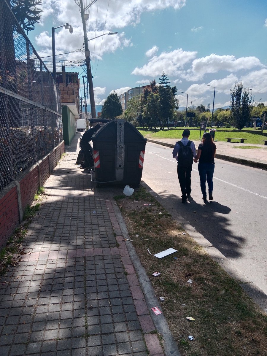 YuriBarrero1's tweet photo. @personeriabta buenas tardes, estimados funcionarios, estamos pidiendo ayuda para restablecer los derechos de los niños y todos lostranseúntes del lugar, sobre la calle 72 A con carrera 94, pedimos ayuda para la  rehubicacion de estoscontenedores y permitirnos una libre movilidad https://t.co/WW5qKiuqIq