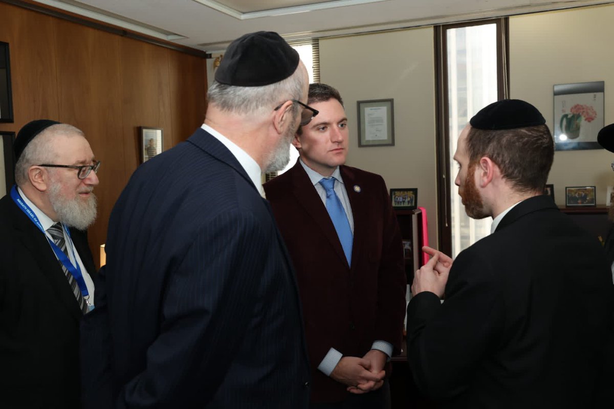AgudahNews's tweet photo. Agudath Israel Hudson Valley #AlbanyDay23 participants meeting with State Senator @JamesSkoufis to  
discuss important issues for nonpublic schools in suburban areas in Hudson Valley https://t.co/JXYwX5ORVn