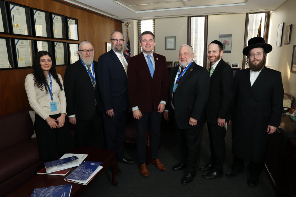 AgudahNews's tweet photo. Agudath Israel Hudson Valley #AlbanyDay23 participants meeting with State Senator @JamesSkoufis to  
discuss important issues for nonpublic schools in suburban areas in Hudson Valley https://t.co/JXYwX5ORVn
