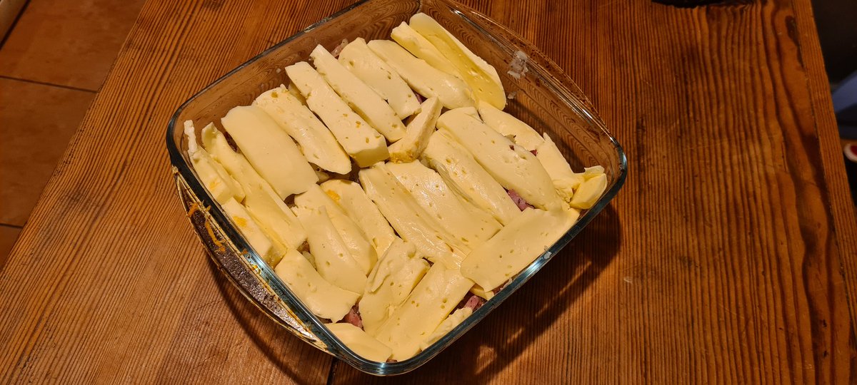 idenuit's tweet photo. Tempu di focu è di tartiflette 😅😋😅
Aio chi a neve ghjunghje 🥶🌨🥶🌨 
Bona sera 😘
#incasa
#aucaldu https://t.co/sMBidKxqi6