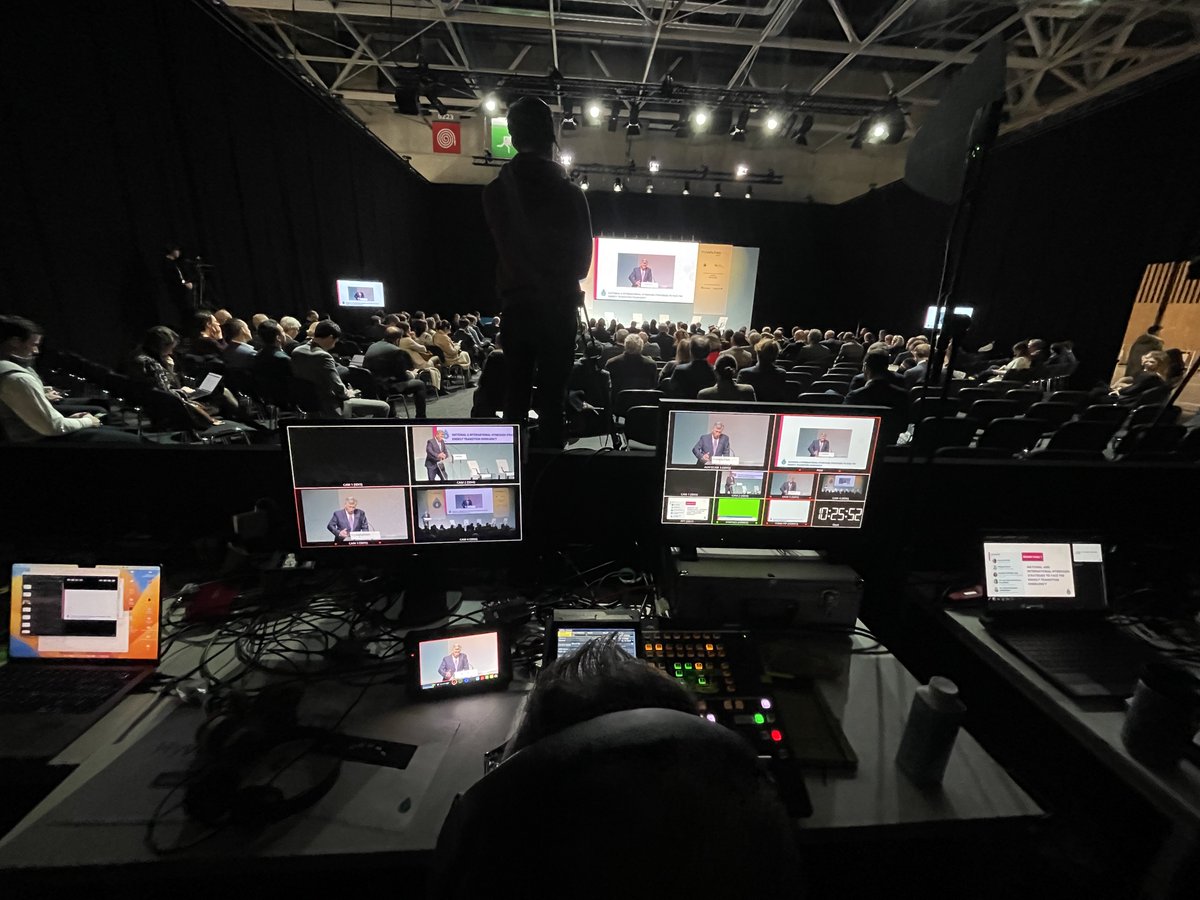 PlanRapproche's tweet photo. Nos équipes mobilisées sur le salon #HyvolutionParis avec la captation de plus de 55 conférences, la captation live du 1er « Hyvolution Summit » et la réalisation technique d’une émission de « La France a tout pour réussir » diffusée sur BFM Business ! 
Bravo à toute l’équipe. https://t.co/rFVRTo6JnB