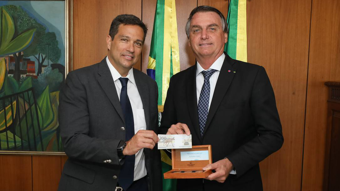 direitasiqueira's tweet photo. NÃO SEI PORQUE O LULA FALA QUE O PRESIDENTE DO BANCO CENTRAL ESTÁ TENTANDO SABOTAR SEU GOVERNO!!! ELE ME PARECE UM RAPAZ MUITO COMPETENTE E BEM APESSOADO, NÃO VEJO MOTIVOS PARA DESCONFIANÇA!!! 😤 https://t.co/PLPC95FvwK