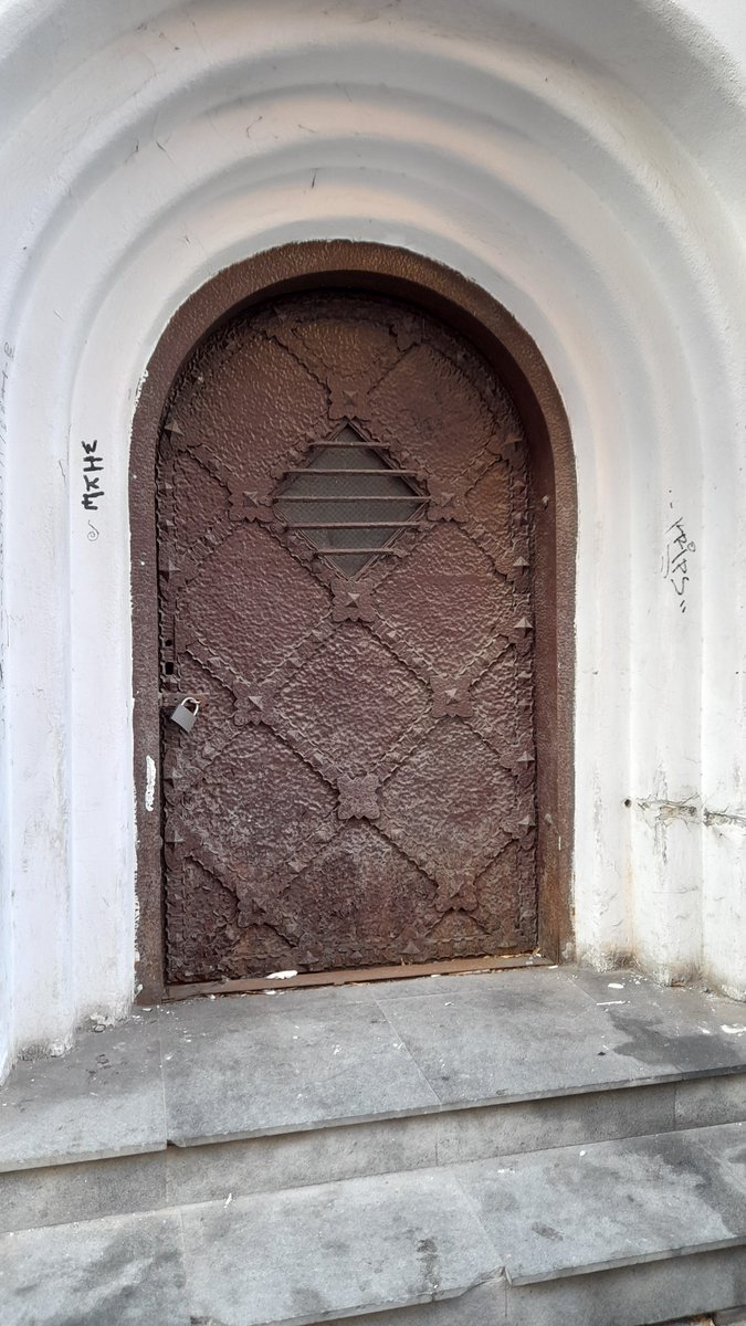 RT @PatFurstenberg: I love walking along the streets of #Bucharest - for I discover such intriguing doors. Apparently that makes me a flaneuse 😊 I'll take it

#AdoorableThursday #architecture #wroughtiron #Im4Ro