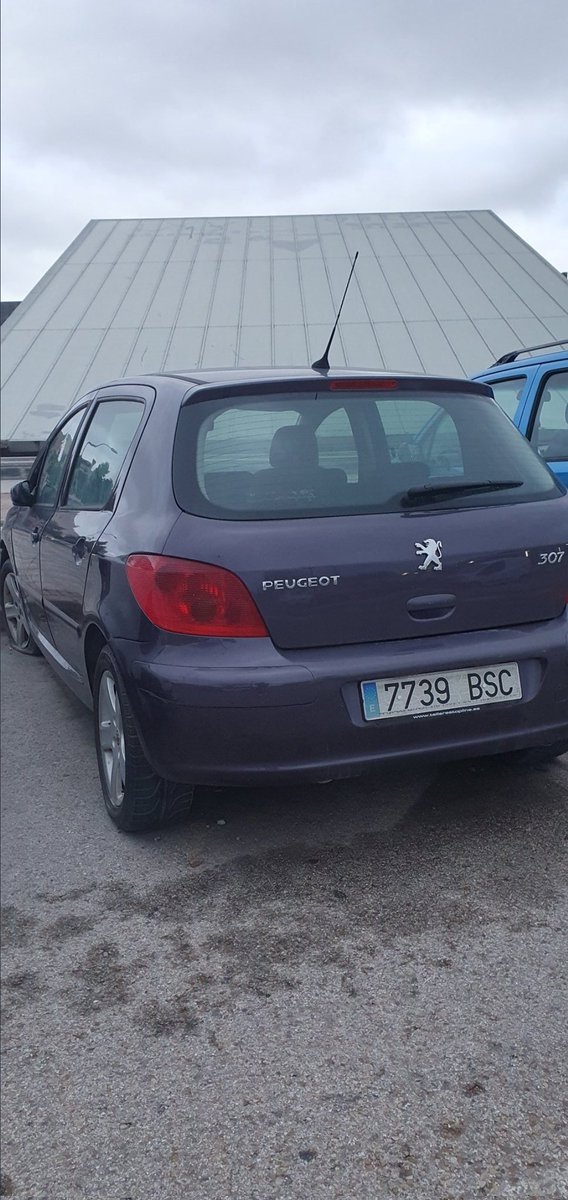 lacusilver's tweet photo. Hola @ALCBDS_Policia Este coche lleva aparcado en el parking del cercanías de Valdelasfuentes desde junio. Tiene un cristal roto y las ruedas pinchadas. Un saludo. https://t.co/FDuYDbF5HQ