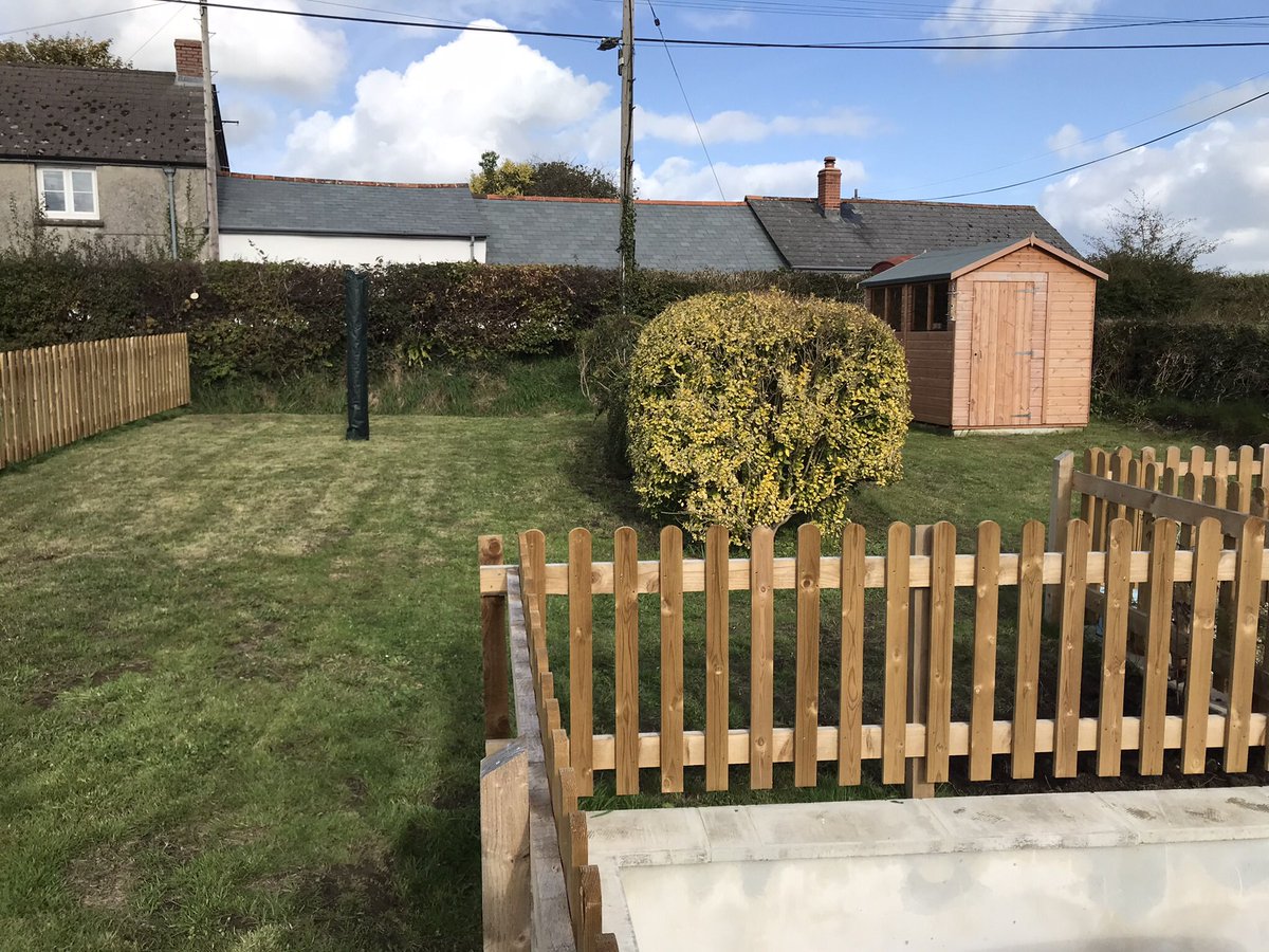 keithtesterliv1's tweet image. One of the flower borders finished here at The Devon Patch.
This is now ready for Andrea to plant up for when she has the seeds sown and plants ready. A fair bit of difference between then and now! #devonpatch #flowerborder #digging #soil