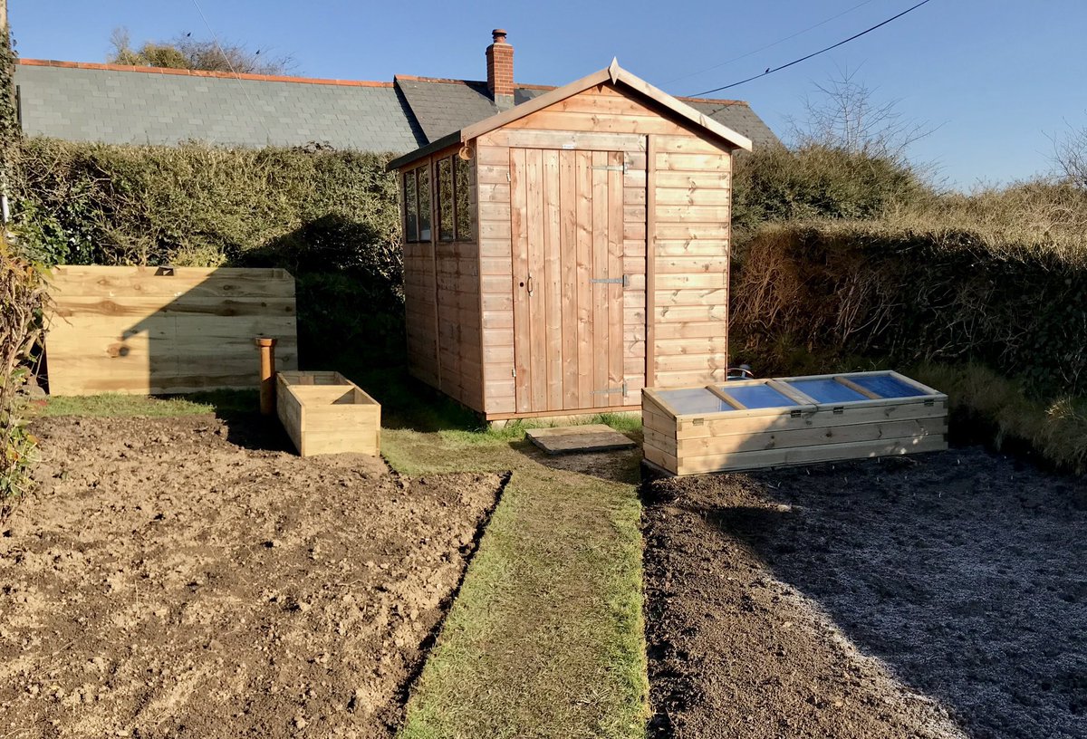 keithtesterliv1's tweet image. One of the flower borders finished here at The Devon Patch.
This is now ready for Andrea to plant up for when she has the seeds sown and plants ready. A fair bit of difference between then and now! #devonpatch #flowerborder #digging #soil