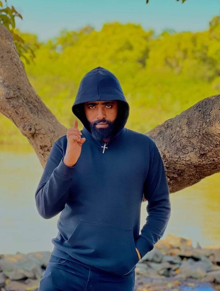 BelayBekeleWeya's tweet photo. በሌሎች ሀዘን ፣ የሚያገኝ ደስታ
በደካሞች ላይ ፣ የሚበረታ
ከግፈኞች ጋር ፣ የሚተባበር
የሚያጨበጭብ ፣ እውነት ሲቀበር
ለውሸት የሚያግዝ ፣ ሀቁን ደብቆ
"ነፍስ አባትህ ነኝ"
ብሎ ሲመጣ ፣ ቆቡን አጥልቆ
"ነፍስ ይማር" ብሎ ፣ ማለፍ ነው ንቆ። https://t.co/8arnsAM2w0