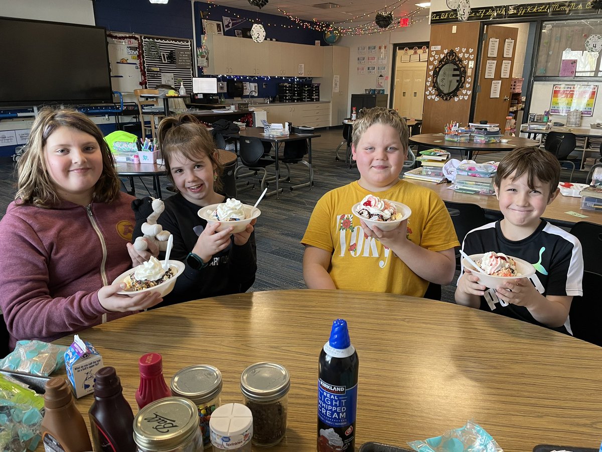 Ice cream sundaes with lunch?! Sign me up!!! 🍦🥰💰
